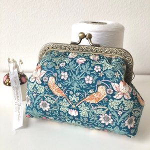Monedero con marco vintage verde oliva Strawberry Thief de Liberty of London // Cartera estilo retro // Regalo para ella