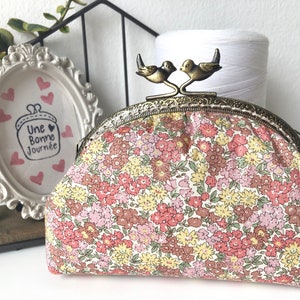 Bolsa de metal com estampa floral pastel para primavera, estilo jardim, da Liberty of London // Bolsa de maquiagem // Carteira com moldura // Bolsa Liberty / Presente para ela