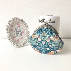 Porta-moedas Liberty of London Azul-petróleo Verde-oliva Morango Ladrão com armação de metal vintage costurada à mão // Bolsa Love Birds // Presente para ela