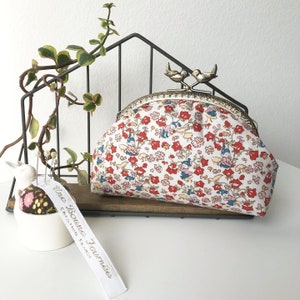 Bolsa de metal com estampa floral de primavera da Liberty of London Rivendells Elf of Garden // Bolsa de maquiagem // Carteira com moldura // Presente para ela