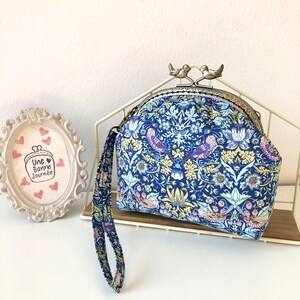 Bolsa especial Liberty of London Strawberry Thief com armação de metal //Bolsa de maquiagem//Carteira com moldura//Bolsa de pulso/Presente para ela/moldura de 12,5 cm