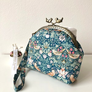 Liberty of London Bolsa com armação de metal verde oliva Strawberry Thief //Bolsa de maquiagem //Carteira com moldura//Bolsa de pulso/Presente para ela/moldura de 12,5 cm