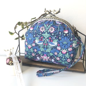 Bolsa de armação de metal Liberty of London Blue Strawberry Thief //Bolsa de maquiagem//Carteira de armação//Bolsa de pulso/Presente para ela/moldura de 12,5 cm