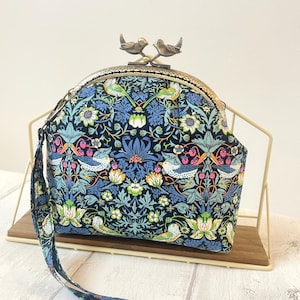 Bolsa de armação de metal Liberty of London Azul Preto Strawberry Thief //Bolsa de maquiagem//Carteira de armação//Bolsa de pulso/Presente para ela/moldura de 12,5 cm
