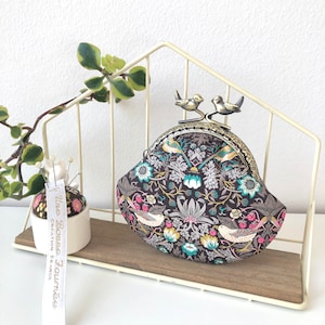 Bolsa de moedas com moldura de metal vintage costurada à mão Liberty of London cor marrom Strawberry Thief //Bolsa de pássaros do amor //Presente para ela