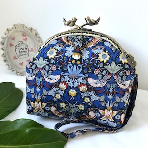 Bolsa com fecho de metal floral pássaros morango ladrão outono azul liberdade de londres // tecido liberdade // presente para ela
