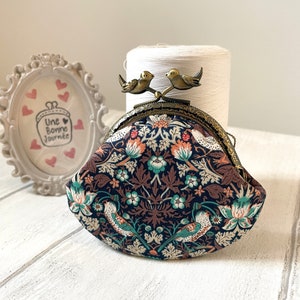 Liberty of London Azul Morango Ladrão Inverno azul escuro Costurado à mão Vintage Metal Frame Coin Purse // Love Birds Purse // Presente para ela