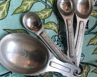 Metal measuring spoons vintage set of 4 kitchen tool