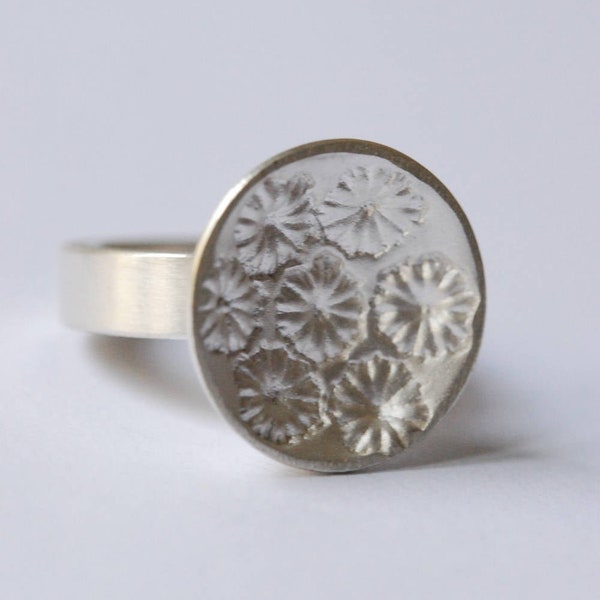 Bague en argent motifs fleurs