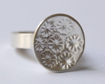 Silver ring with flower motifs