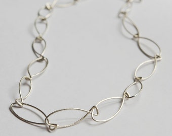 Hammered necklace in 925 silver, fish necklace, fine necklace in hammered silver wire.