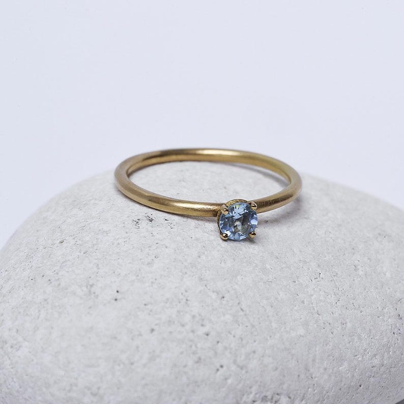18K yellow gold ring with blue topaz – Round wire band – with a blue topaz image 5