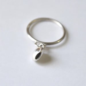 Anello minimalista in argento con elemento mobile – gioiello fatto a mano in argento sterling 925 – elegante anello sottile per donna