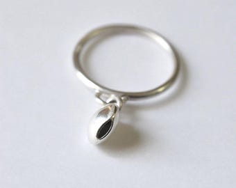 Minimalist silver ring with moving element – handcrafted jewelry in 925 sterling silver – elegant, thin ring for women