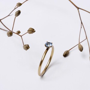 18K yellow gold ring with blue topaz – Round wire band – with a blue topaz image 6