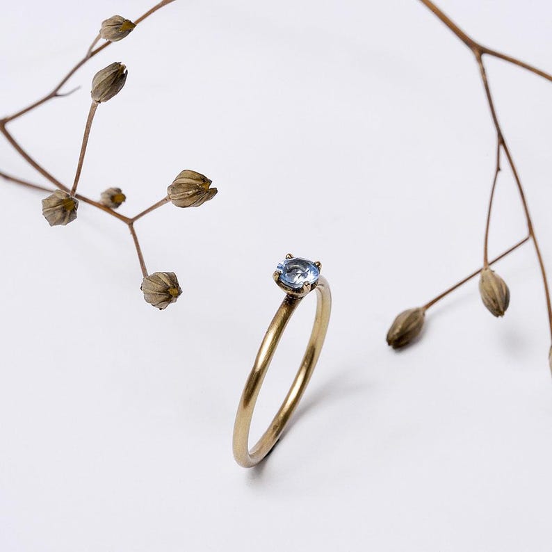 18K yellow gold ring with blue topaz – Round wire band – with a blue topaz image 6