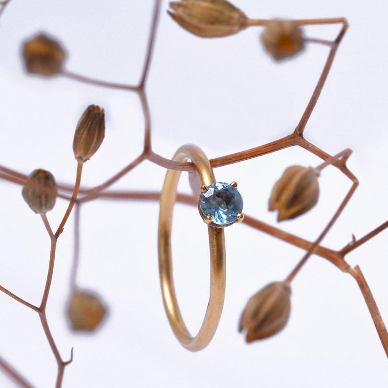 18K yellow gold ring with blue topaz – Round wire band – with a blue topaz image 4