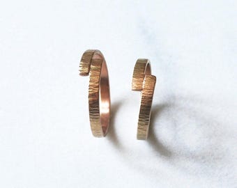 18k Gold Hammered Crisscross Wedding Band - 2mm Flat Band for Women or Men - Handmade Minimalist Ring