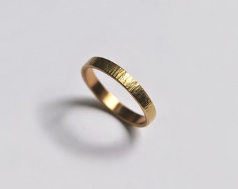 Hammered wedding band in 18 carat gold for women and for men