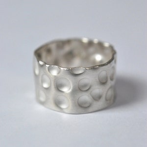 Women's embossed silver ring with hollow and bump design