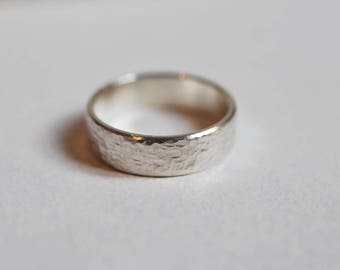 Hammered ring in silver 925