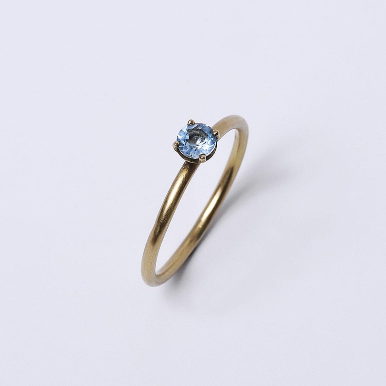 18K yellow gold ring with blue topaz – Round wire band – with a blue topaz image 2