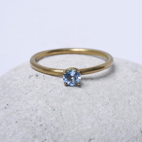 Bague en or jaune 18K avec topaze bleue – Anneau fil rond – avec une topaze bleue