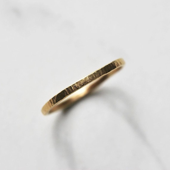 Alliance fine martelée en or 18 carats – Bague mariage artisanale 1.5 mm  – Or jaune, rose, rouge ou gris