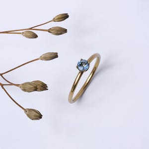 18K yellow gold ring with blue topaz – Round wire band – with a blue topaz image 3