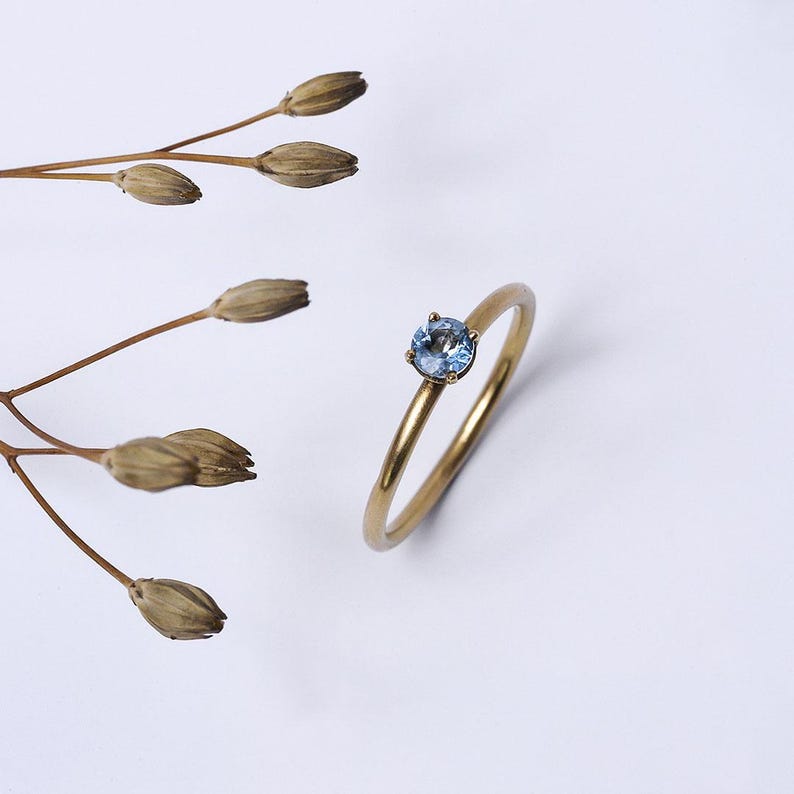 18K yellow gold ring with blue topaz – Round wire band – with a blue topaz image 3