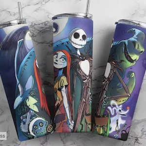 Puede incluir: Tres vasos de acero inoxidable con tem&aacute;tica de Pesadilla Antes de Navidad. Los vasos presentan a Jack Skellington, Sally y Oogie Boogie. Los vasos son morados, azules y verdes.