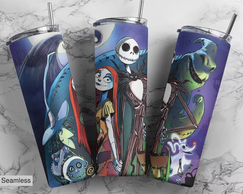 Puede incluir: Tres vasos de acero inoxidable con tem&aacute;tica de Pesadilla Antes de Navidad. Los vasos presentan a Jack Skellington, Sally y Oogie Boogie. Los vasos son morados, azules y verdes.