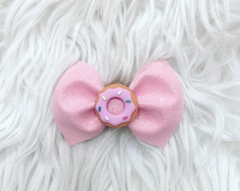 Lazo de dona: pinza para el cabello o diadema de cumpleaños rosa hecha a mano