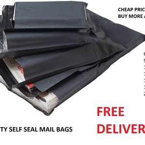 Può includere: Una pila di buste di spedizione autoadesive nere di diverse dimensioni. Le buste sono realizzate in plastica resistente e hanno una striscia autoadesiva per una facile chiusura. Il testo sull'immagine recita "QUALITY SELF SEAL MAIL BAGS", "CHEAP PRICES BUY MORE AND SAVE" e "FREE DELIVERY".