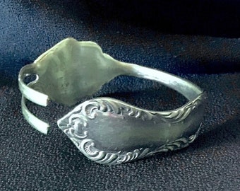 Brazalete de plata antiguo hecho a mano con un tenedor de plata adornado muy antiguo