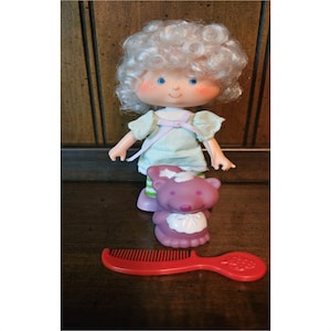 5-1/2&quot; Angel Cake And Souffle Her Pet Skunk Doll, Vintage Strawberry Shortcake Doll, Created By American Greetings Kenner Toys
