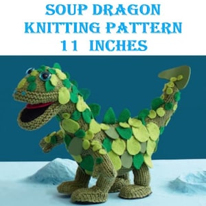 Puede incluir: Un juguete de dragón tejido en verde y amarillo con ojos azules y boca roja. El dragón mide aproximadamente 28 cm de altura y tiene detalles de fieltro verde. El texto en la parte superior dice "SOUP DRAGON KNITTING PATTERN 11 INCHES."