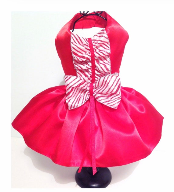 Robe de soirée en satin rouge de Noël avec détail de ruban rayé