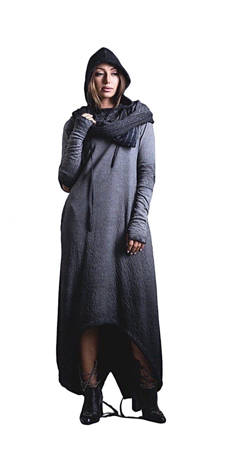Puede incluir: Vestido largo gris con capucha, mangas largas y bajo asim&eacute;trico. El vestido presenta una tela texturizada y una bufanda a juego. La modelo lleva botas negras.