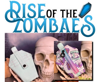 Op de afbeelding: Een PDF-naai-patroon voor een schattige kistvormige rits-tas. Het patroon heet "Rise of the Zombaes" en heeft een schedel-en-kruisbeenderen-ontwerp. De tas wordt getoond in twee verschillende stoffenontwerpen, een met een lichtblauw en wit geruit patroon en de andere met een paars en wit patroon met vleermuizen en kisten.