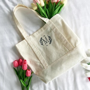 Custom bestickte Einkaufstasche Brautjungfer Geschenk Personalisieren Sie Geschenk Strandtasche Monogramm-Tasche Baumwolltasche Tote Bag Brautjungfer-Taschengeschenk für sie 24072703