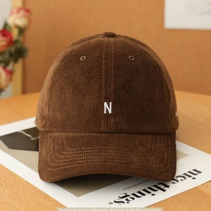 Custom hoed corduroy handgemaakte baseballcap mannen en vrouwen winter corduroy warme muts hoge kwaliteit soft top eendentong cap geschenken ontwerp 24031703