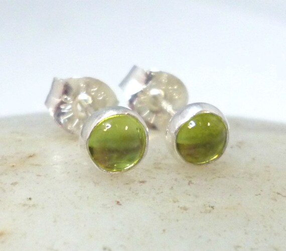 Small peridot stud earrings online