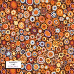 Pode incluir: Um tecido castanho com um padrão repetitivo de círculos e estrelas laranja, amarelo, vermelho e azul.