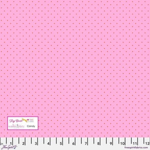 Op de afbeelding: Roze stof met een klein, gelijkmatig verdeeld, rood stippenpatroon. De stof is gelabeld met "Tiny Dots" en "Candy".