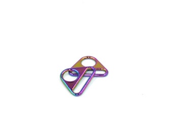 Puede incluir: Dos anillos en D de metal iridiscente, uno encima del otro. Los anillos son un arcoíris de colores, incluyendo morado, azul, verde, amarillo y naranja.