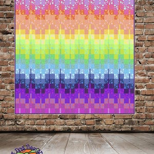 Puede incluir: Un edredón colorido con un patrón Ikat, que mide 183 x 183 cm. El diseño presenta un degradado de colores arcoíris, que va del rosa al morado. El edredón se exhibe contra una pared de ladrillos.