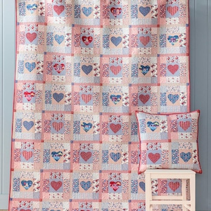 Tilda – Quilt-Set „Herz des Dorfes“ in Blau/Burgund mit dem Motiv „Dorfleben“ – Oktober 2026