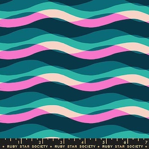 Poolside Too- Zusammenarbeit von Ruby Star Society- Poolside Waves RS 5198 15- Peacock- Half Yard- April 2026