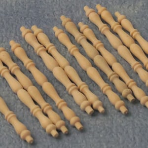 Può includere: Un set di 16 fusi in legno non finiti con un design tornito. I fusi sono lunghi circa 10 cm e sono ideali per progetti di artigianato.